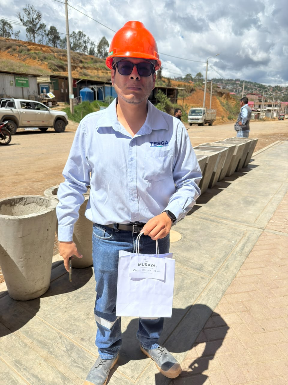 Entrega del pedido MURAYA al ingeniero de TESGA SAC en obra